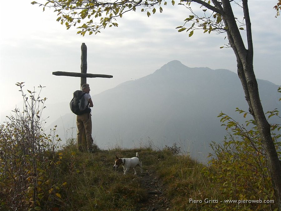 cancervo102 044.jpg - Croce di legno posta su una cimetta panoramica sulla valle con, sullo sfondo, il Sornadello